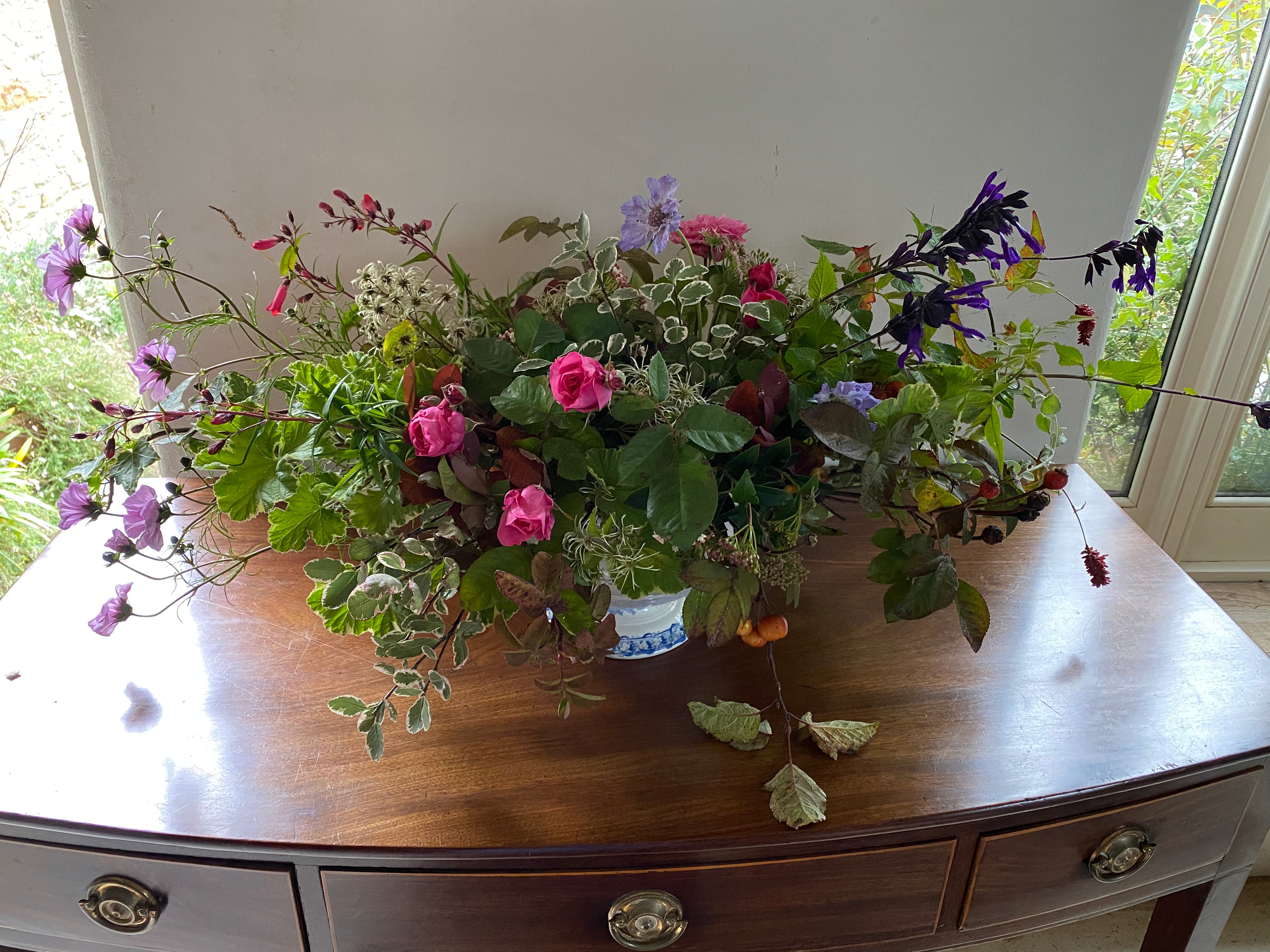 How to make a foraged table centre