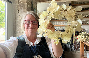 See how to make an honesty seed head wreath